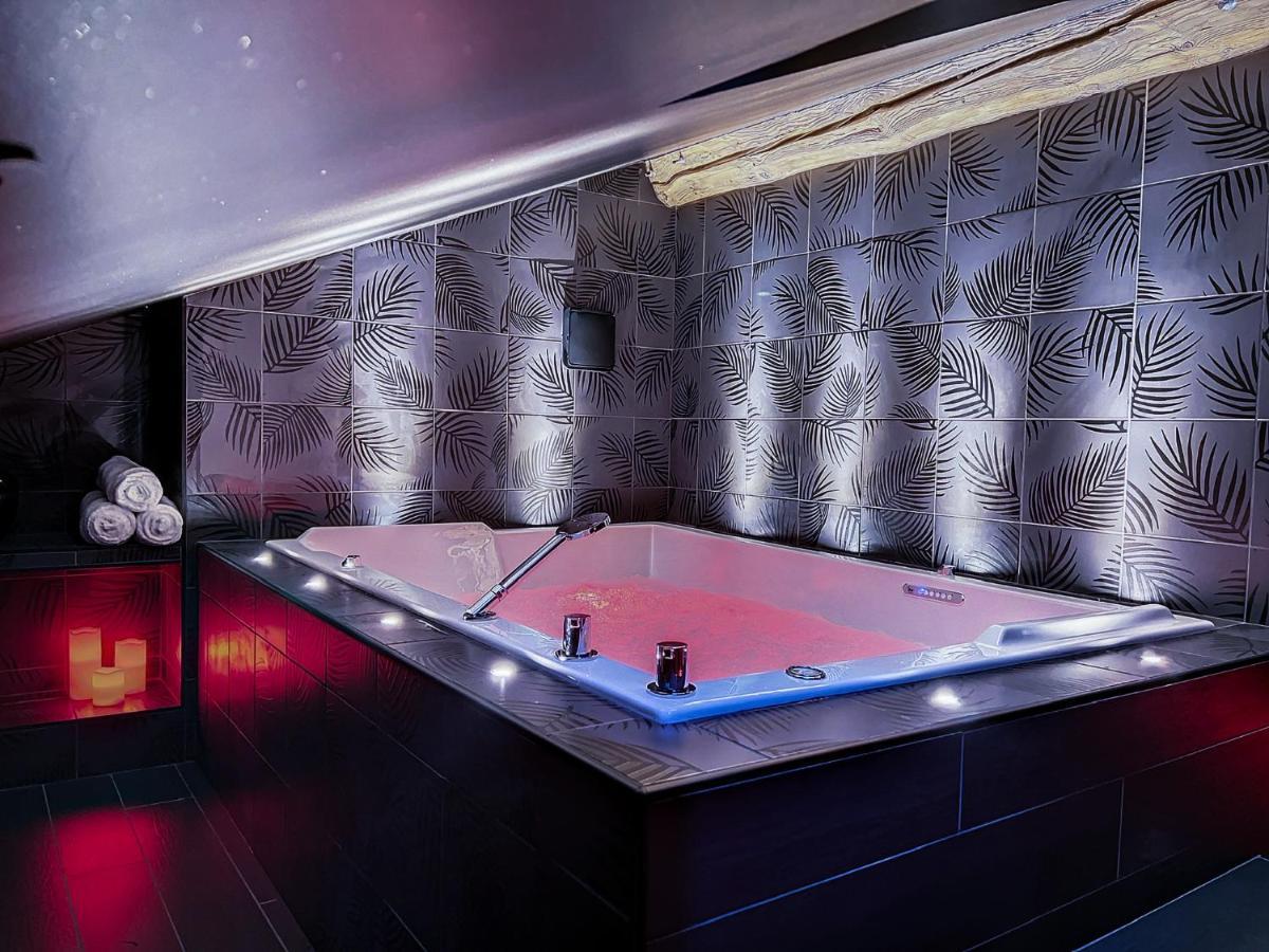 Suite Rouge Baiser Avec Jacuzzi Privatif - Loveroom Insolite Saint-Etienne  Ngoại thất bức ảnh